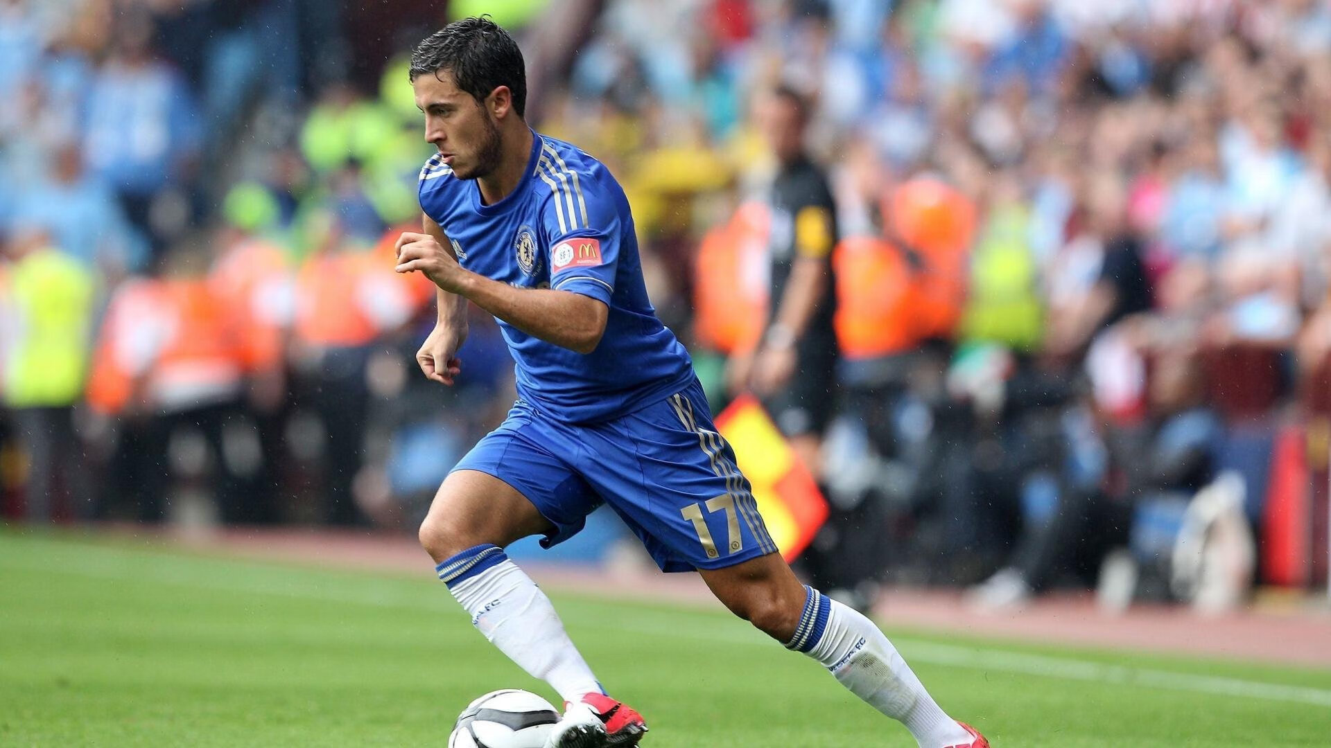 历史性时刻：首次在湿滑赛道中夺冠