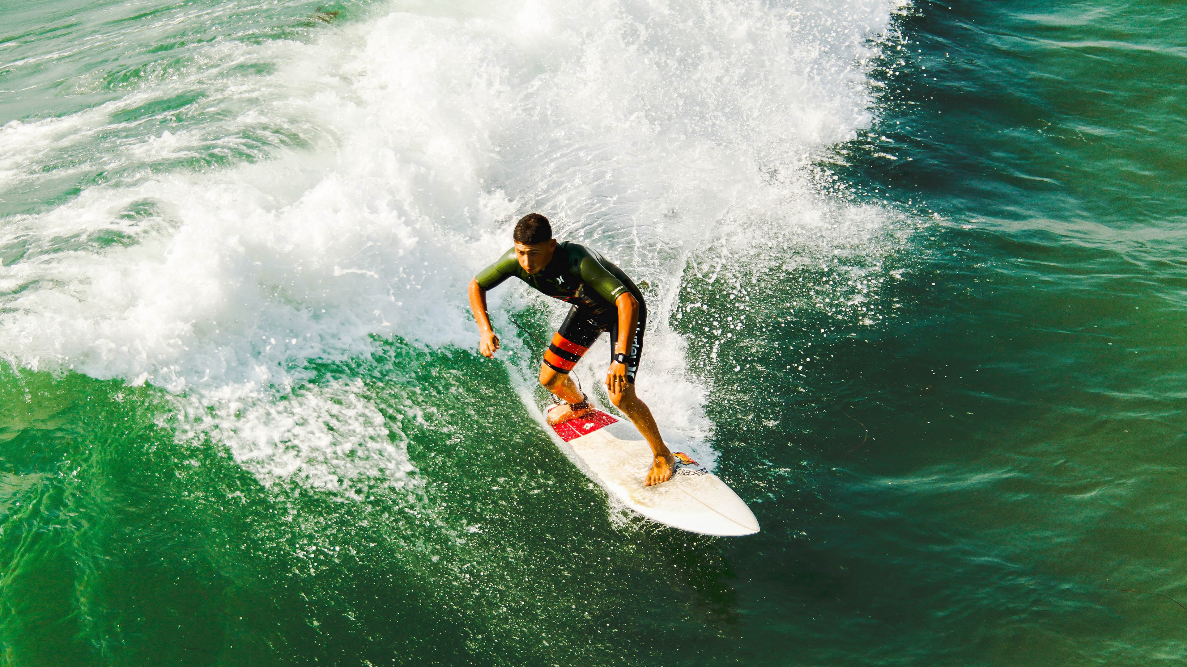 德国羽毛球选手在比赛中展现出顽强拼搏精神，德国羽毛球男单名将