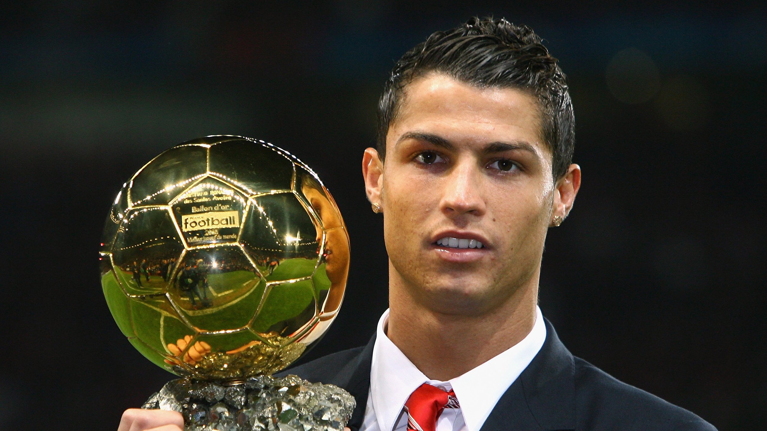 足球盛事热情洋溢，观众尽情欢笑，足球的盛宴