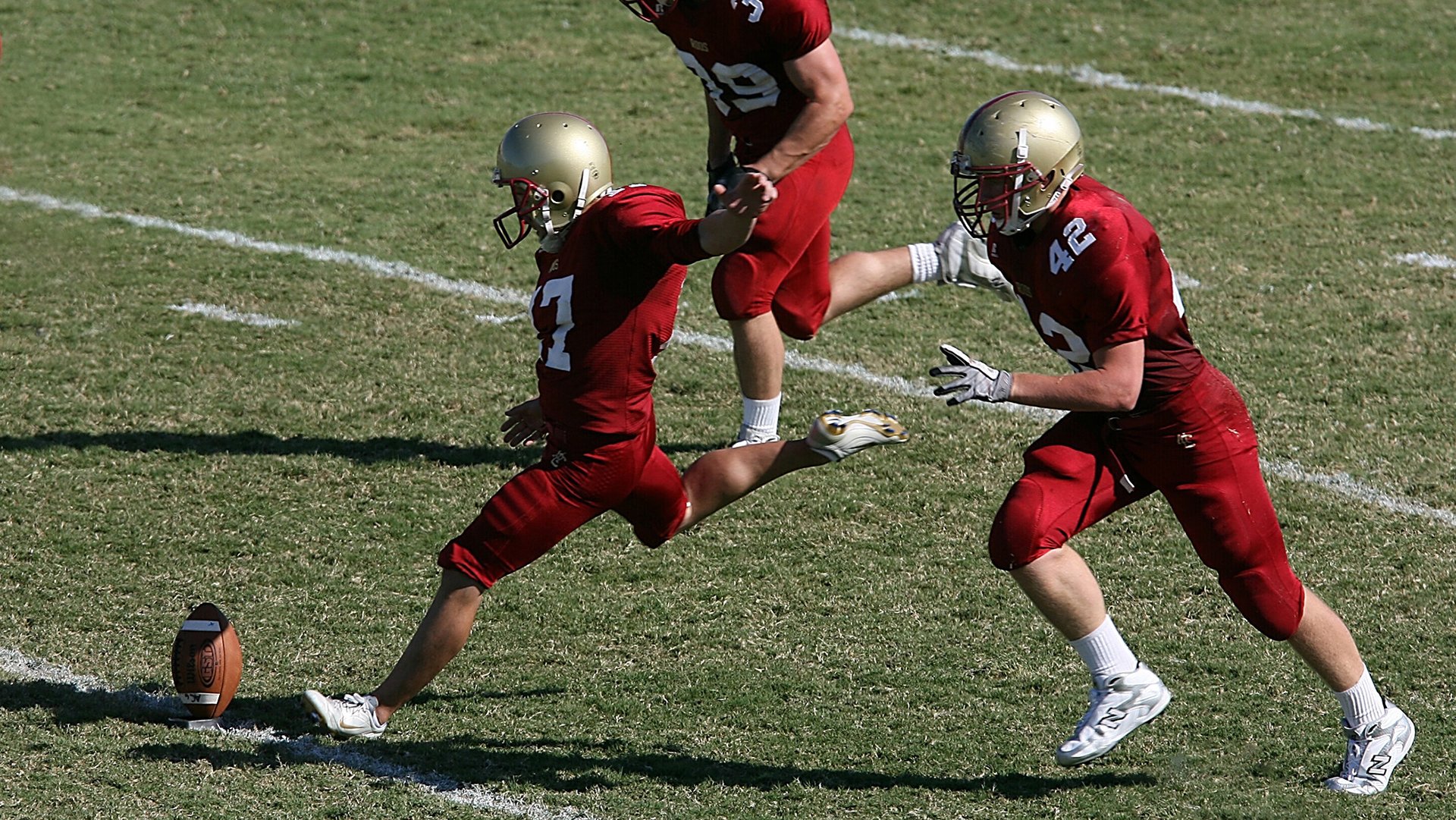 足球盛事热情洋溢，观众尽情欢笑，足球的盛宴